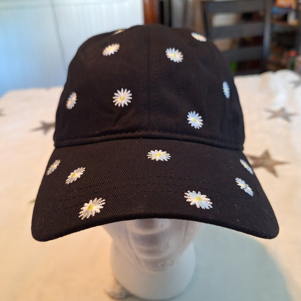 Wild Fable All Over Print Embroidered Daisy Hat‎ Black & White Adjustable Strap
